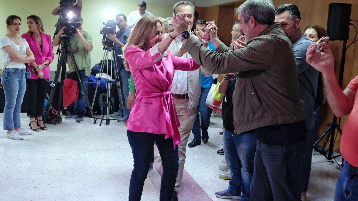 La aspirante a presidir el Cabildo de Tenerife, Rosa Dávila, saluda a Fernando Clavijo en la noche electoral.