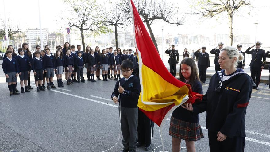 VÍDEO: Así fue el izado de la bandera en la sede de la Comandancia Marítima en Gijón