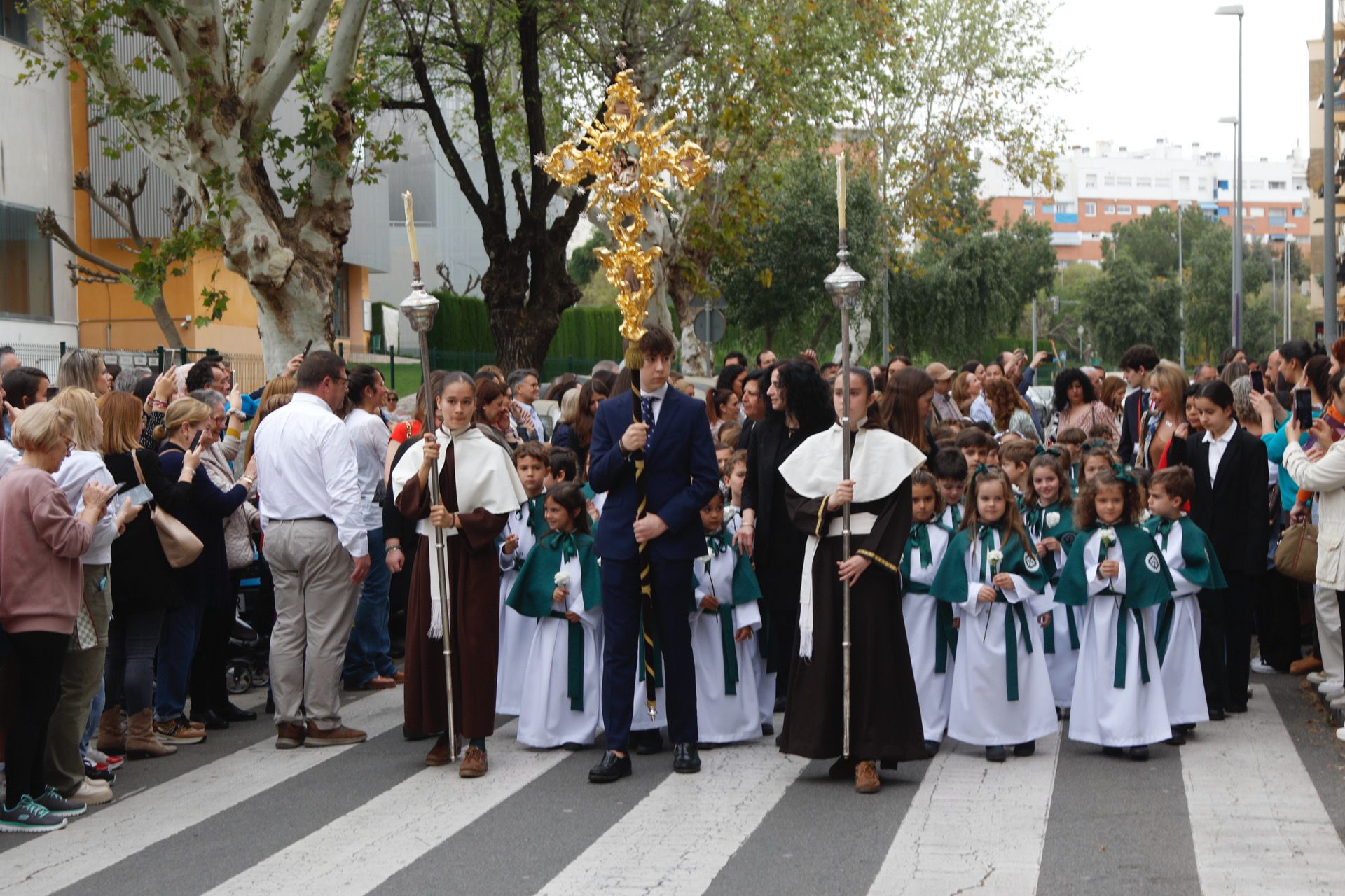 Alumnos del colegio Virgen del Carmen durante su procesión