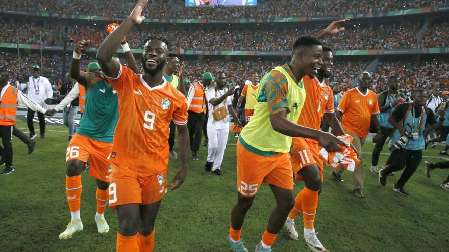 Los jugadores de Costa de Marfil celebran su victoria en las semifinales. // EFE