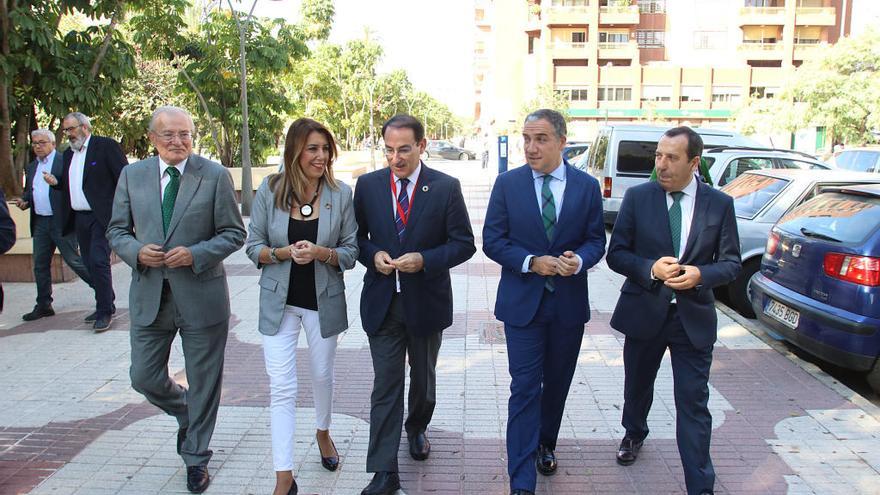 Manuel Azuaga, Susana Díaz, Javier González de Lara, Elías Bendodo y José Luis Ruiz Espejo, en la entrada al foro organizado por la CEA en Málaga.