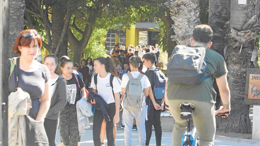 Estudiantes en la entrada de un instituto público de Elche.