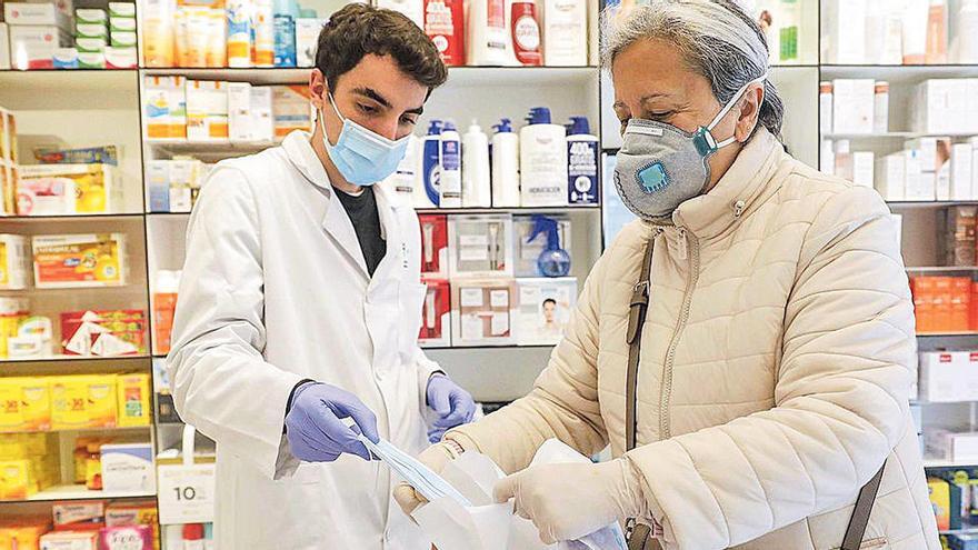 Las oficinas de farmacia de Balears han impulsado una campaña de concienciación sobre la correcta eliminación de las mascarillas.