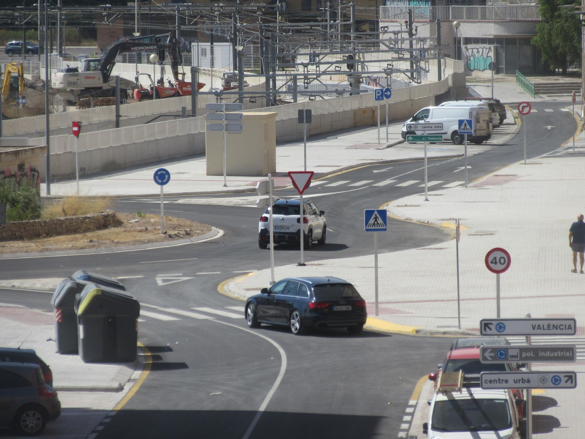 La rotonda del Empalme, ya operativa, junto a la rampa del túnel del metro y la zona donde se encontraba el paso a nivel de la calle València.