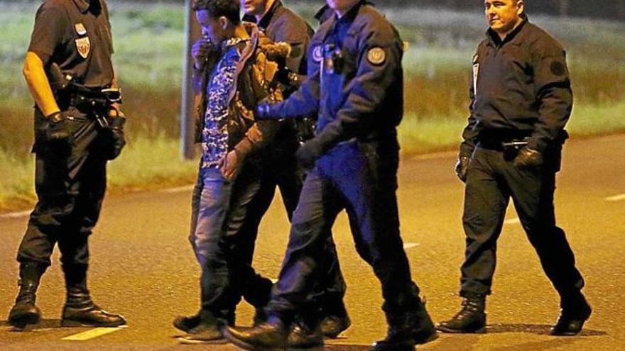La policia continua arrestant immigrants a Calais