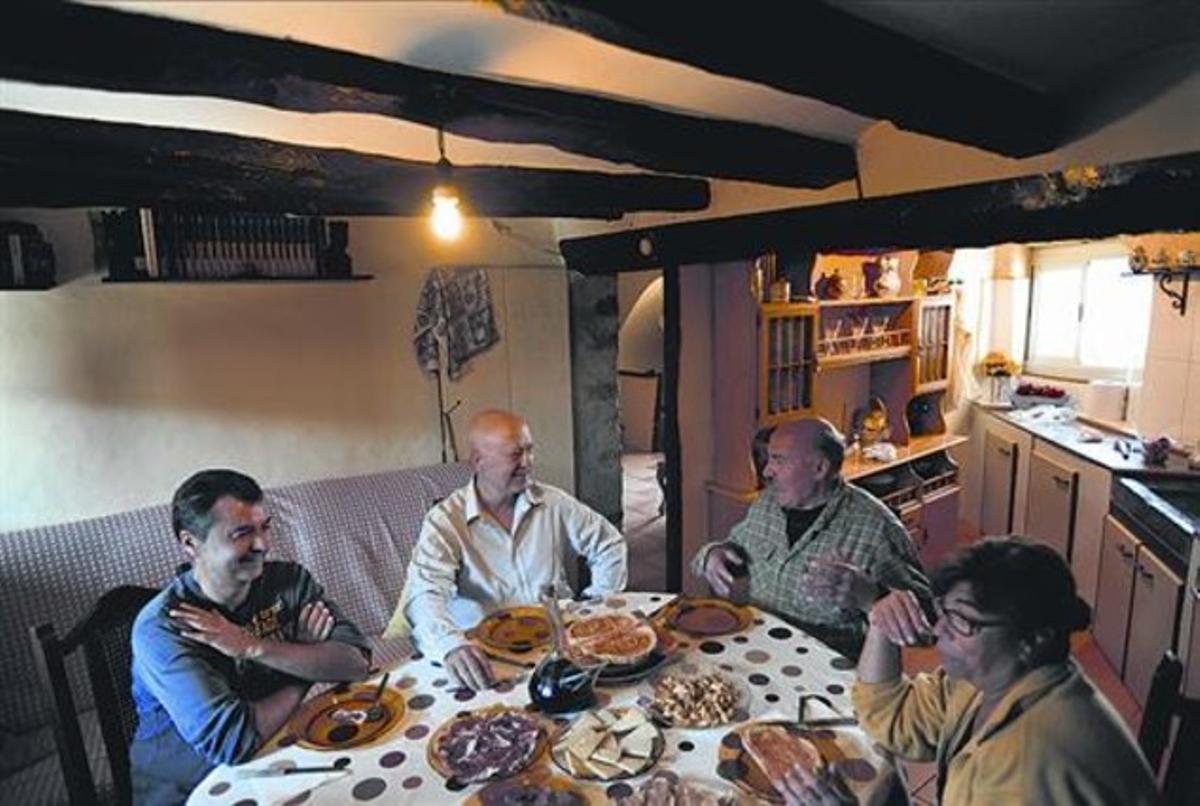 Veïns del Meüll, amb l’alcalde Josep Maria Castells (camisa blanca) i el llum encès.