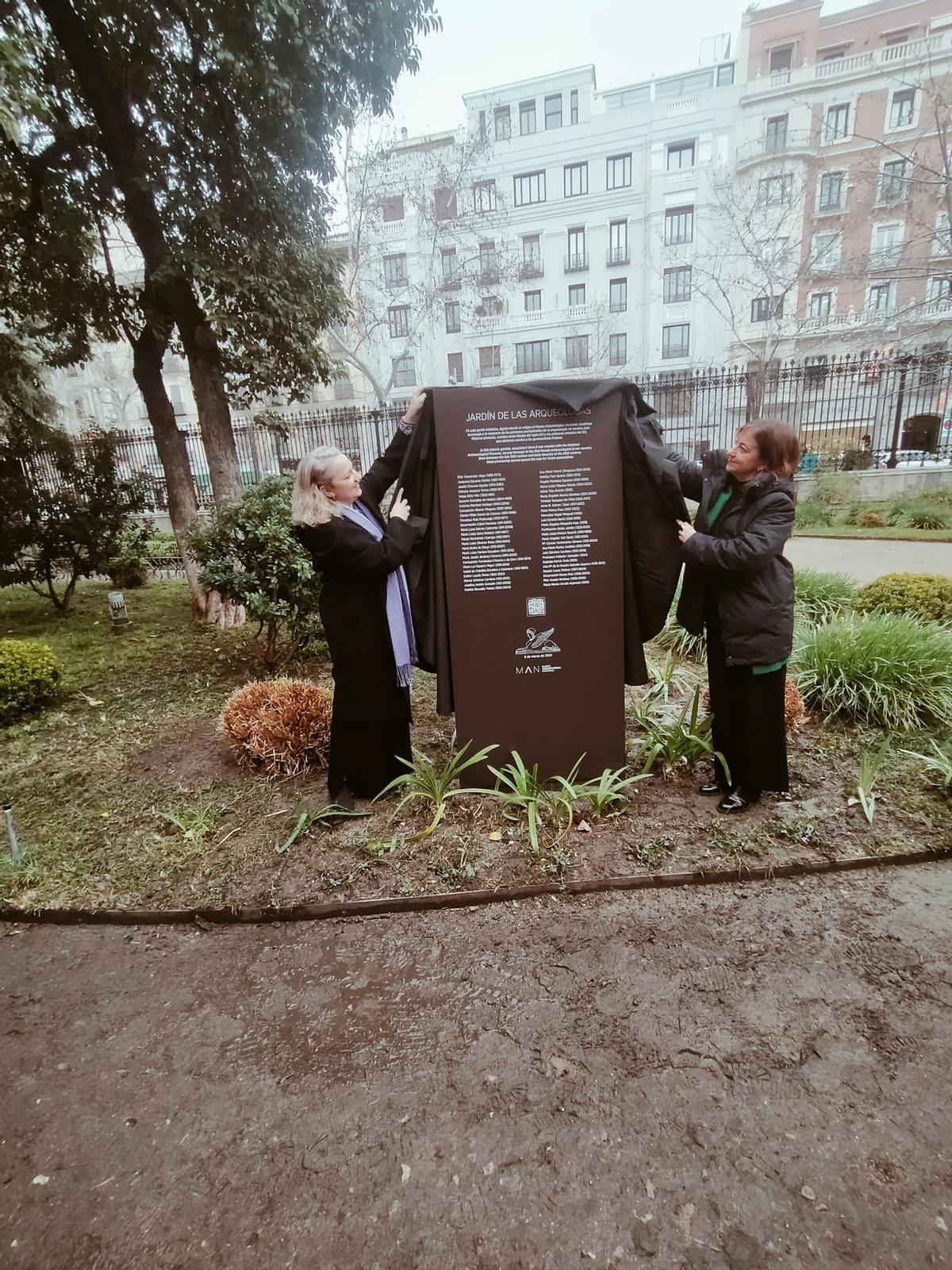 Descubrimiento del monolito por parte de responsables del Museo Arqueológico Nacional.