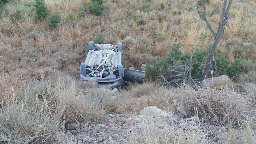 Dos personas heridas al caer su coche por un terraplén en Sástago