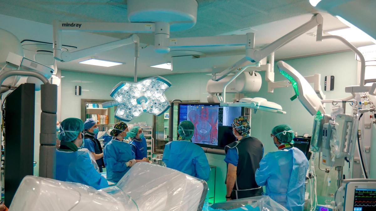 Imatge d'un quiròfan híbrid de l'Hospital Virgen del Rocío de Sevilla.