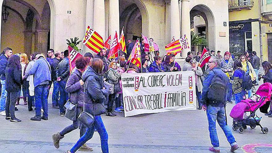 Protesta al ple de Figueres on s&#039;aprova demanar la zona turística per a tota la ciutat