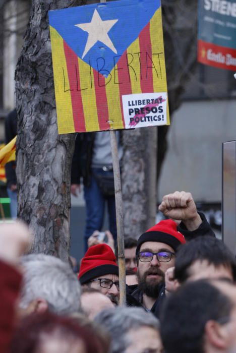 Milers de persones clamen per la llibertat de Puigdemont davant la subdelegació del govern de Girona