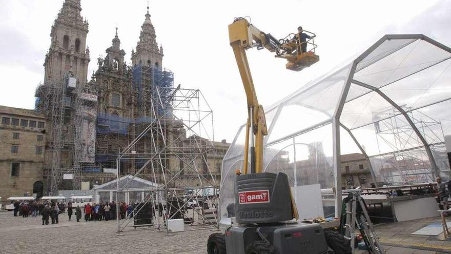 Operarios instalan una carpa y un atril en la plaza del Obradoiro, frente a la catedral santiaguesa. // X. A.