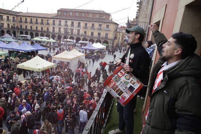 EN IMÁGENES: La Mareona invade León ates del partido del Sporting
