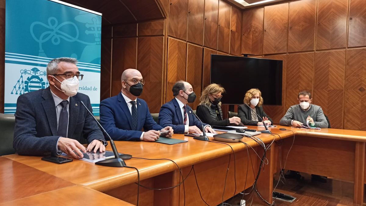 Por la izquierda, José Miguel Arias (vicerrector de Gestión Académica), Humberto R. Solla (vicerrector de Relaciones Institucionales), el rector Ignacio Villaverde, Pilar Manero (gerente), Concha Crespo (vicegerente de Infraestructuras) e Ignacio Grana (vicegerente de Recursos Humanos), durante la presentación del plan para reordenar los campus.