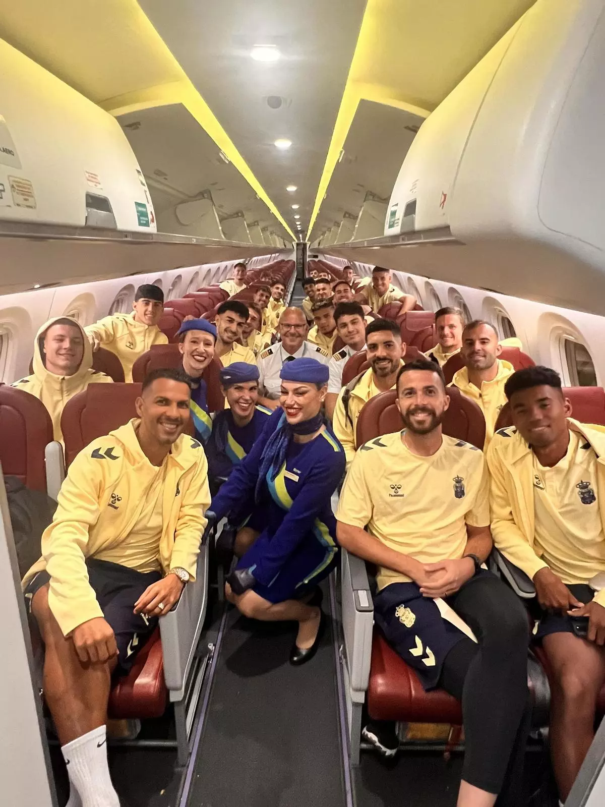 El 'abróchense los cinturones y apaguen los móviles' de la UD Las Palmas: vuelo a Tetuán y hay partido