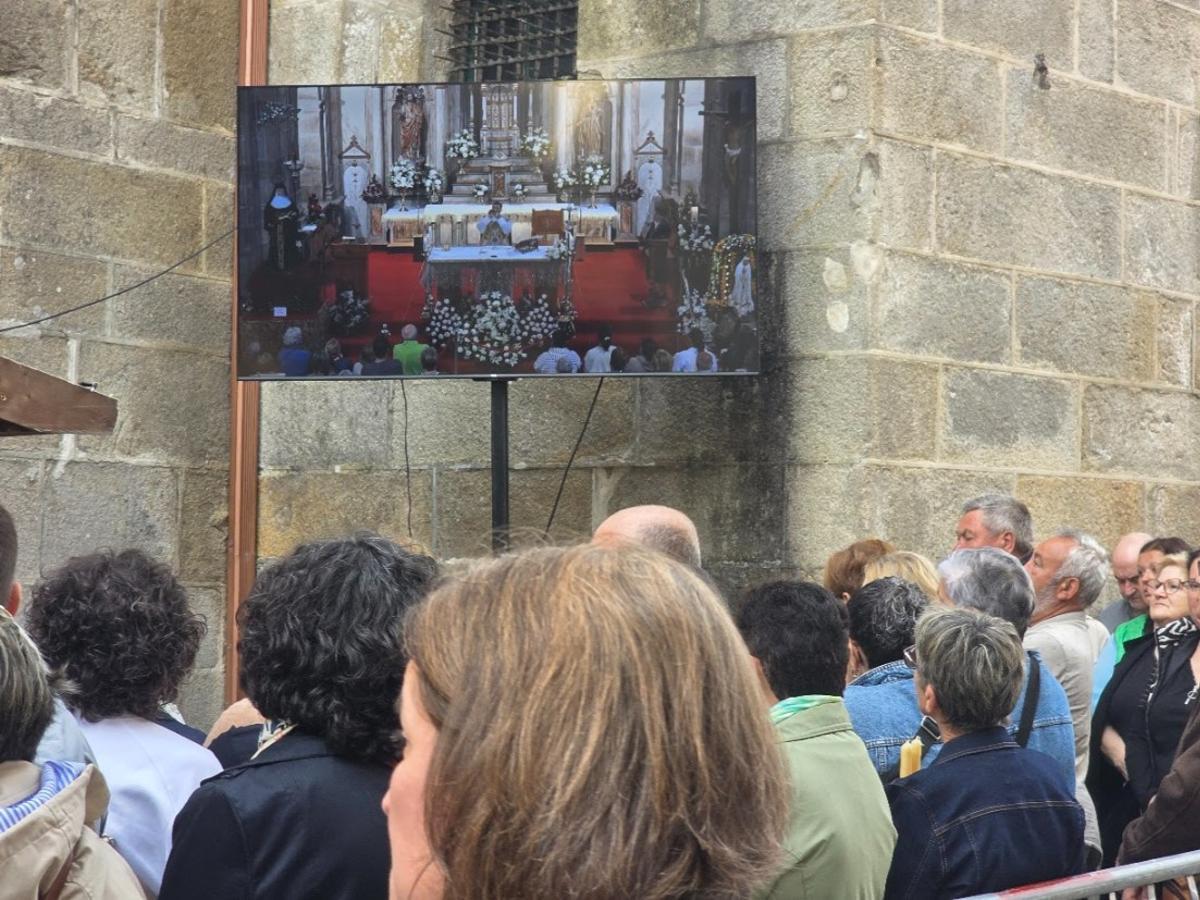 En el exterior se instaló un pantalla para ver las misas.