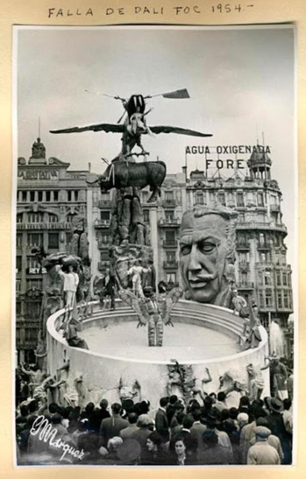 La falla que Dalí va dissenyar l’any 1954 per a la Comissió del Foc, plantada a la plaça de l’Ajuntament de València, llavors plaça del Caudillo.