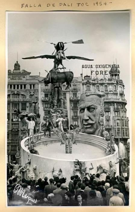 La falla que Dalí va dissenyar l’any 1954 per a la Comissió del Foc, plantada a la plaça de l’Ajuntament de València, llavors plaça del Caudillo.