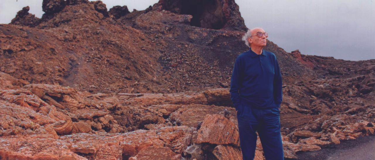 José Saramago posa junto al paisaje volcánico de la isla de Lanzarote. /LP/DLP