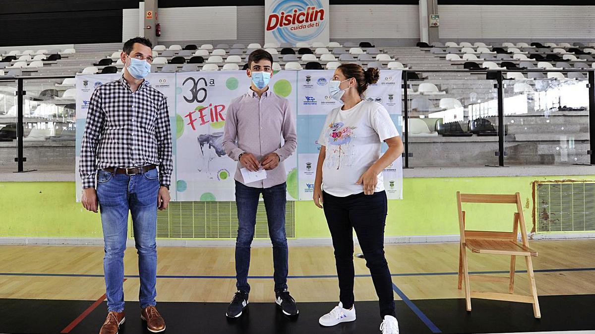 José Cuñarro, Avelino Souto y Eva Montoto, ayer, en la pista del multiusos. |  // BERNABÉ/JAVIER LALÍN