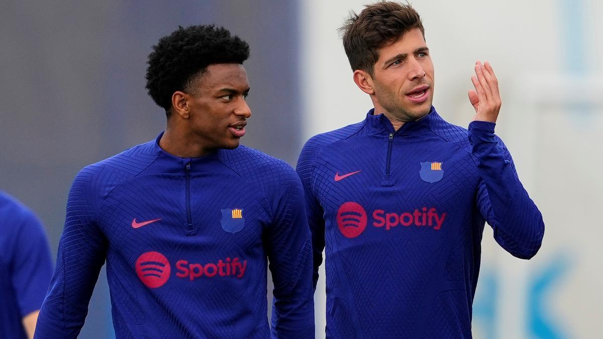 Sergi Roberto charla con Balde durante un entrenamiento del Barça en la ciudad deportiva de Sant Joan Despí.