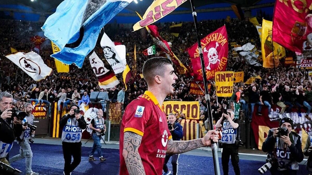 Mancini con la bandera de los ultras