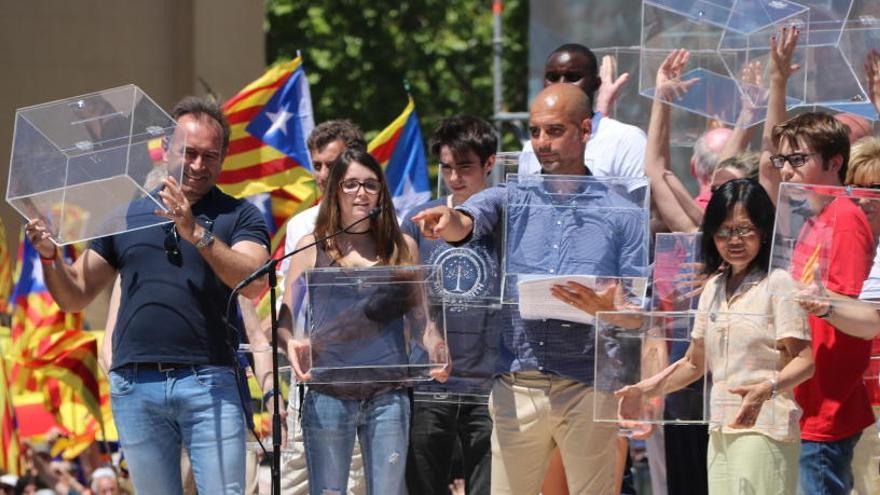 L&#039;exentrenador del FC Barcelona, al centre de la imatge amb una urna.