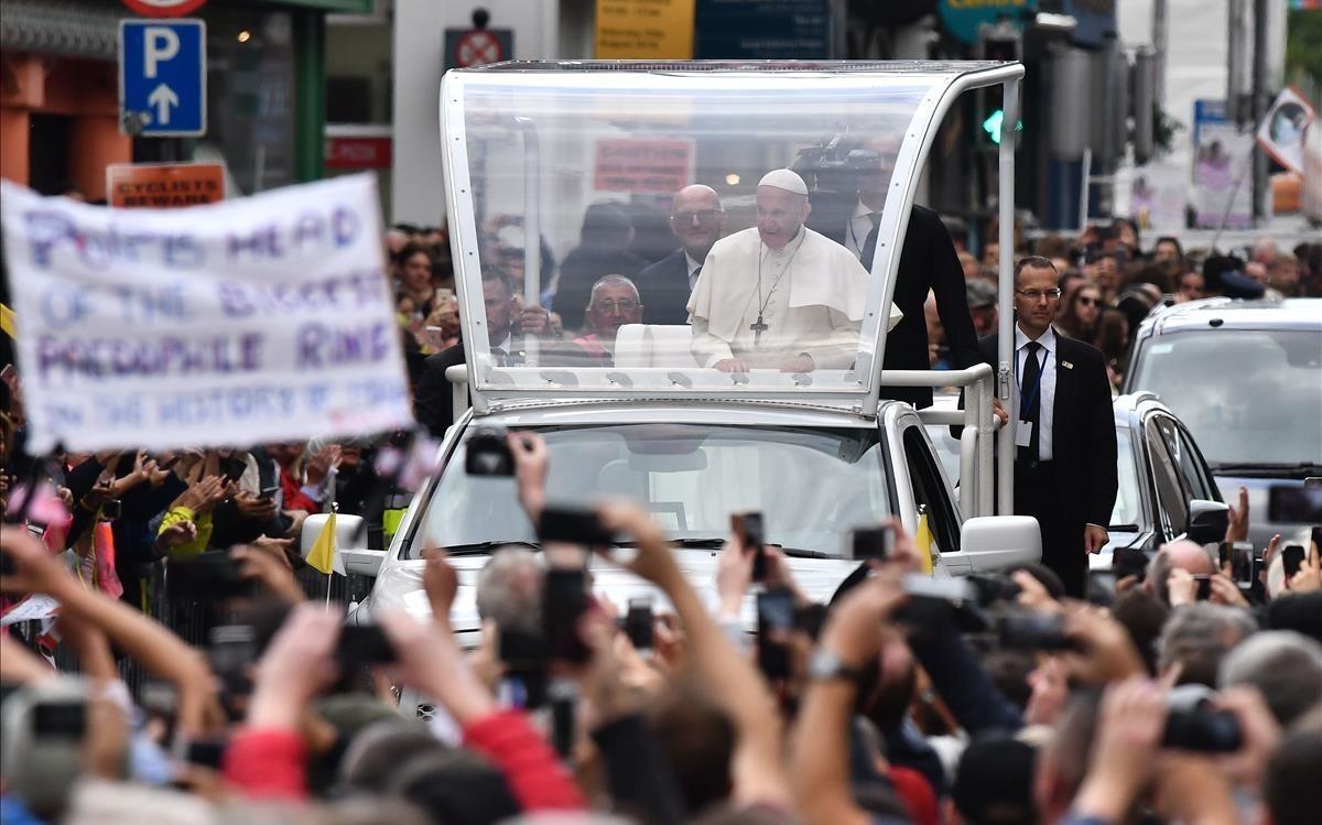 zentauroepp44771630 pope francis waves to the faithful on his popemobile in dubl180825211605