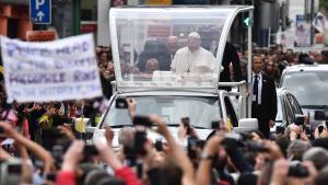 zentauroepp44771630 pope francis waves to the faithful on his popemobile in dubl180825211605