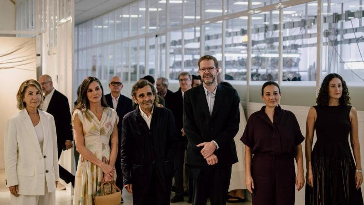 Doña Letizia con Adolfo Domínguez, Adriana y Tiziana Domínguez, Elena González, y el secretario de Industria.