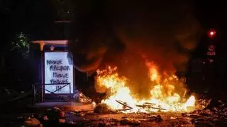 Los disturbios en Francia encarecen la deuda gala y golpean la Bolsa de París: la prima de riesgo se dispara