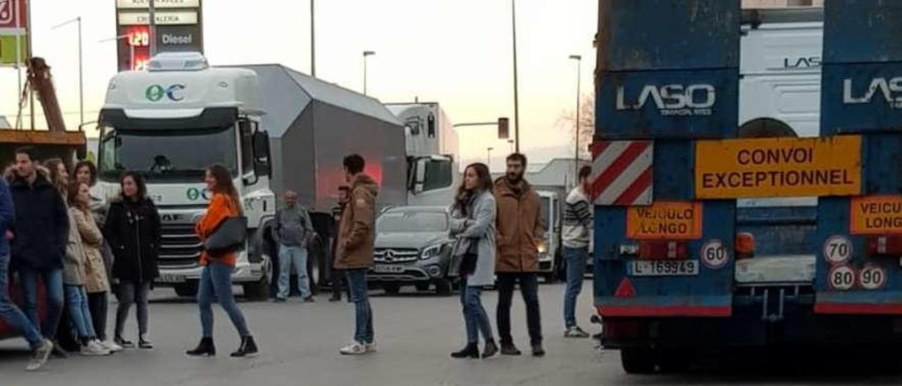 Corte de tráfico a las puertas de la fábrica de Cristalería en La Maruca, ayer.