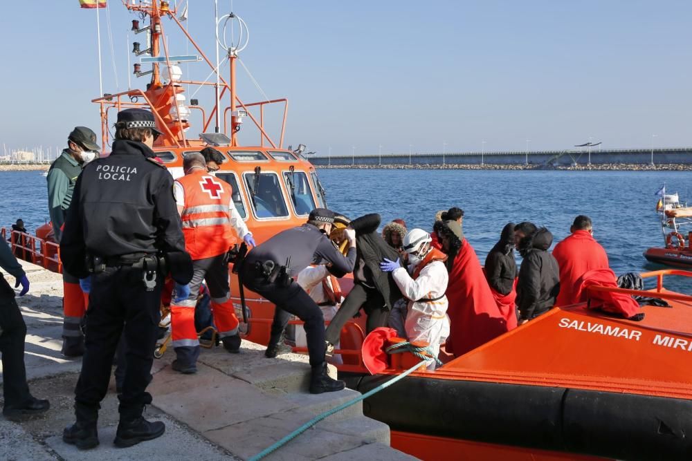 Guardia Civil, Cruz Roja y Salvamento Marítimo han puesto en marcha el protocolo para recepcionar a 24 personas rescatadas en el mar y que ocupaban una patera. 20 hombres y cuatro mujeres