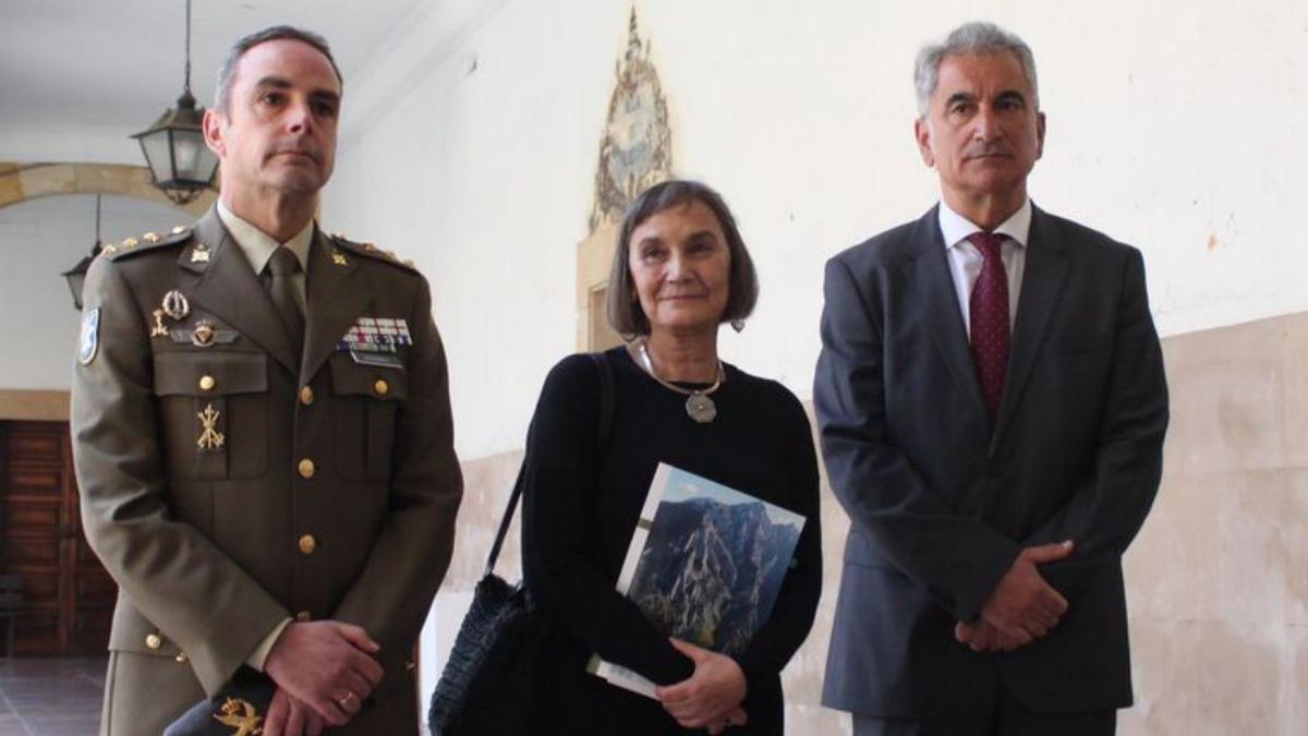 Por la izquierda, el coronel jefe del Regimiento de Infantería “Príncipe” n.º 3, Pedro Luis Gutiérrez; la vicerrectora de Extensión Universitaria, Pilar Cueto, y el director del Campamento Científico, Fermín Rodríguez, ayer. | Uniovi