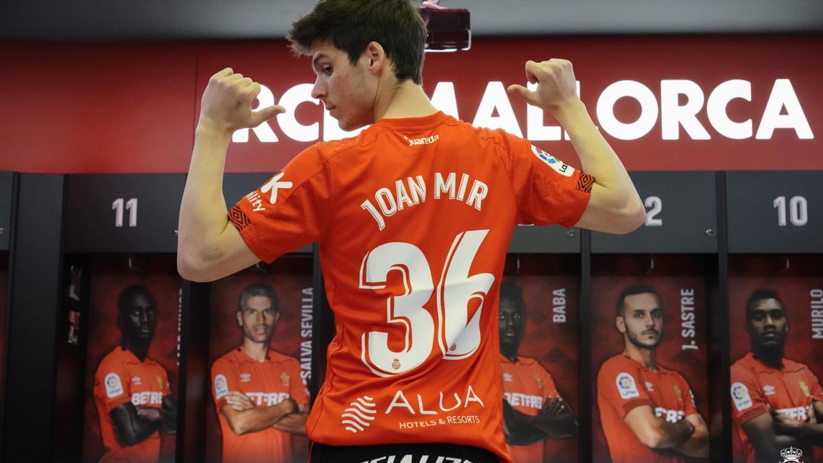 Joan Mir posa con la camiseta del Mallorca.