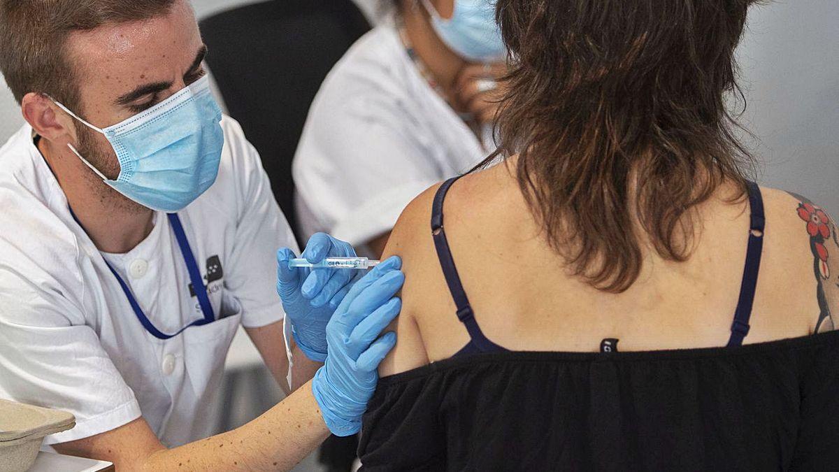 Una mujer recibe la vacuna contra el coronavirus. / EUROPA PRESS