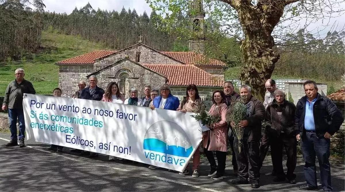 Imaxe de arquivo dunha concentración de veciños de Treos en contra do parque eólico Patiñeiro.