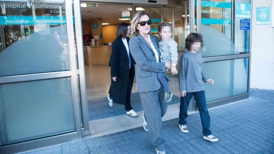 Flora Pérez Marcote, con sus dos nietos mayores, Amancio y Matilda, a su salida del Hospital Quirón, ayer, en A Coruña.  | // CASTELEIRO/ROLLER AGENCIA