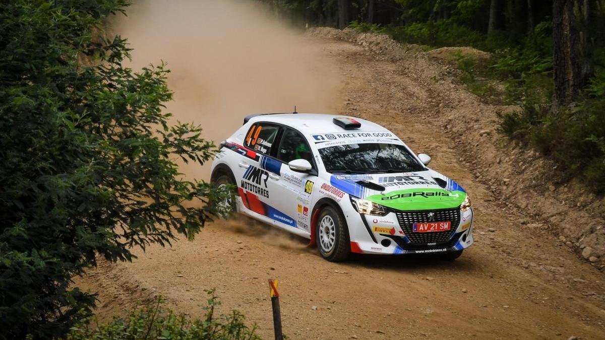 un coche participa en un rally, fotografía de archivo.