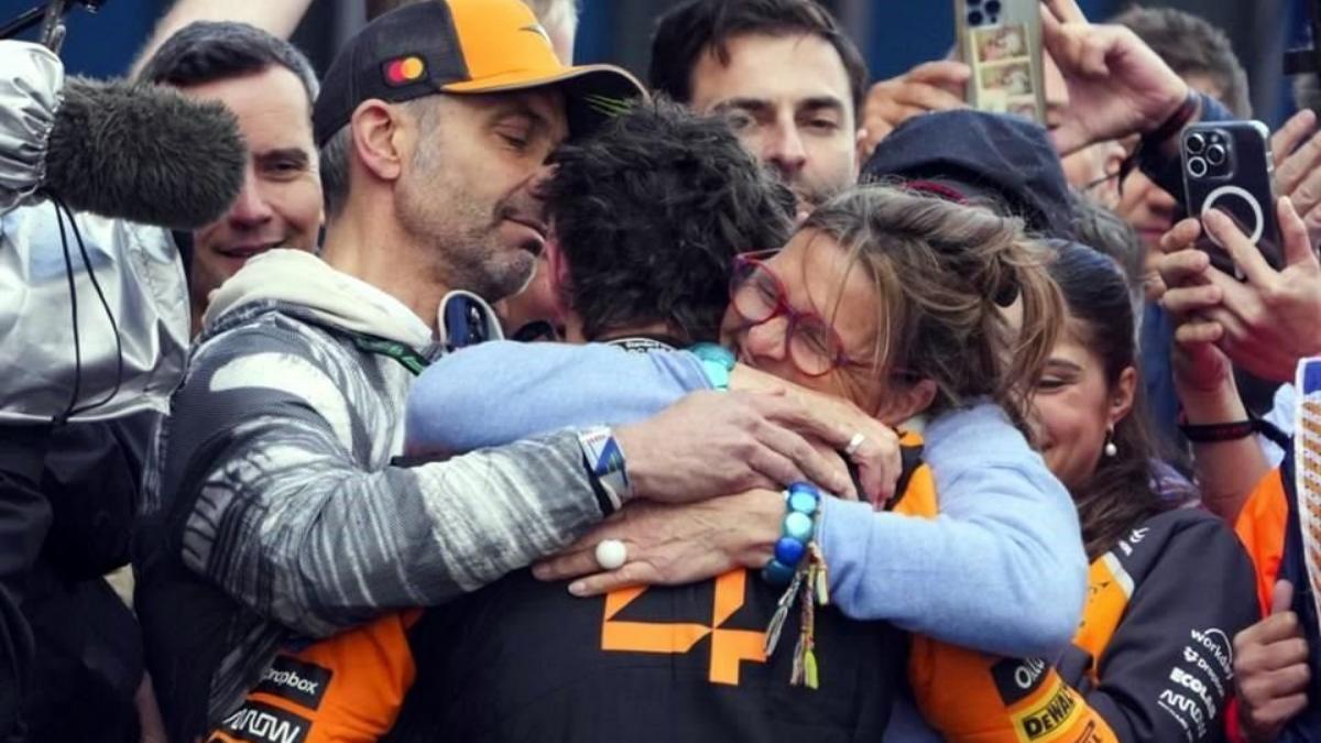 Norris se abraza a sus padres, Cisca y Adam Norris