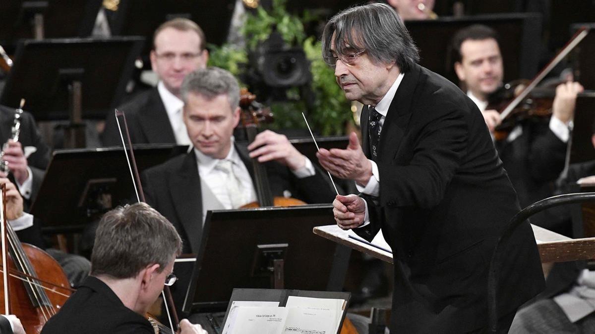 El maestro italiano Riccardo Muti dirigiendo el concierto de Año Nuevo de Viena.