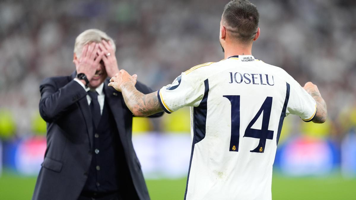 Joselu Mato celebra con Carlo Ancelotti la victoria en la semifinal ante el Bayern de Múnich