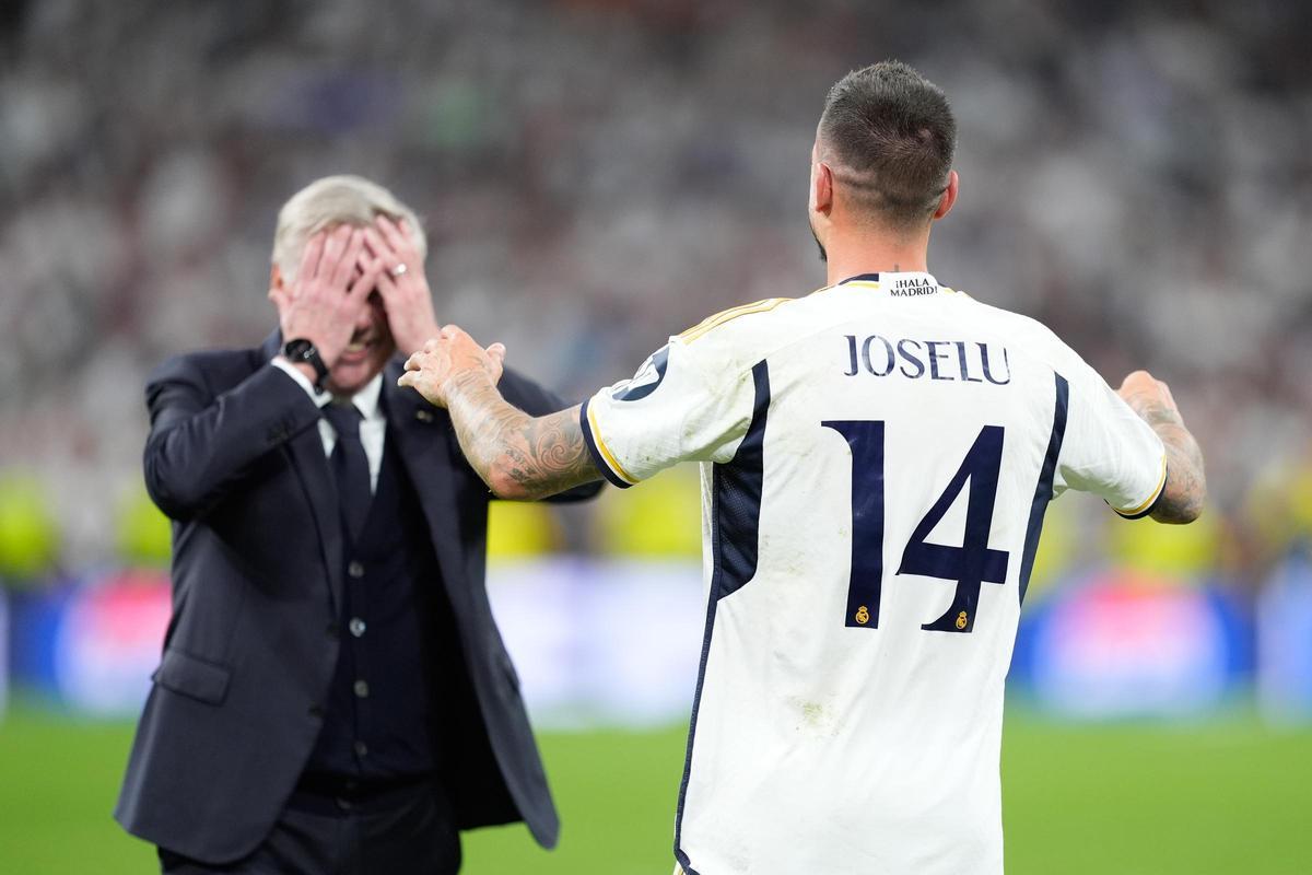 Joselu Mato celebra con Carlo Ancelotti la victoria en la semifinal ante el Bayern de Múnich