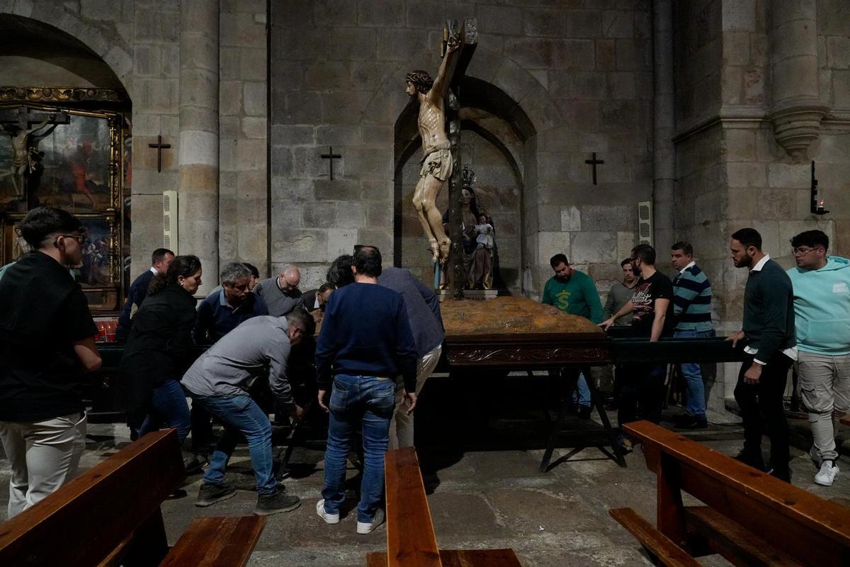 GALERÍA | Los hermanos de las Siete Palabras preparan el Cristo de la Agonía para la procesión del Martes Santo