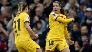 Aitana celebra eufórica su gol con Walsh a punto de felicitarla.