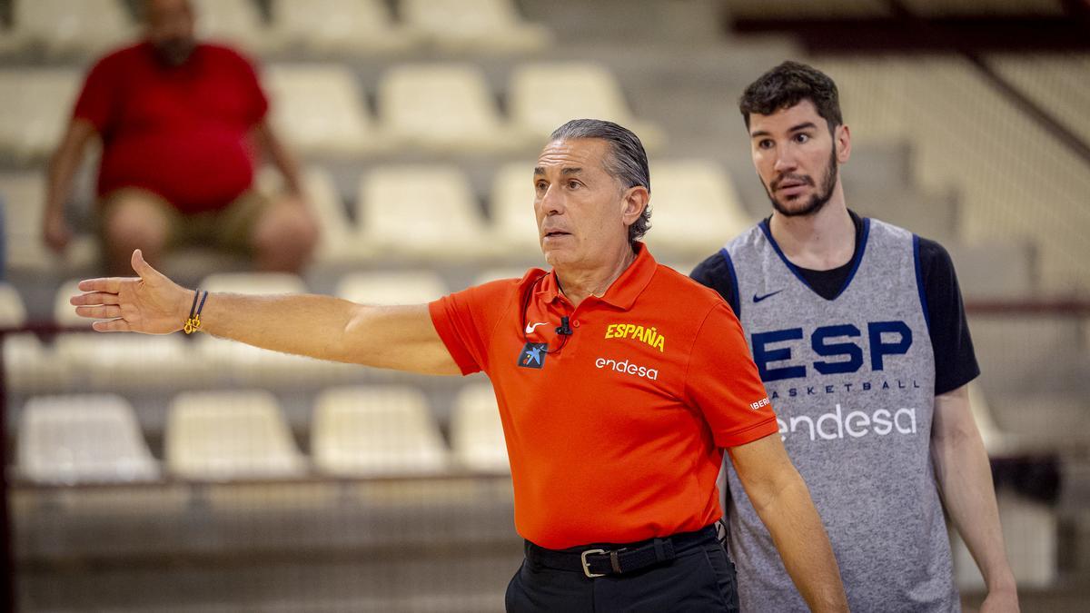 Scariolo, dando instrucciones en la última sesión de entrenamiento en Valencia