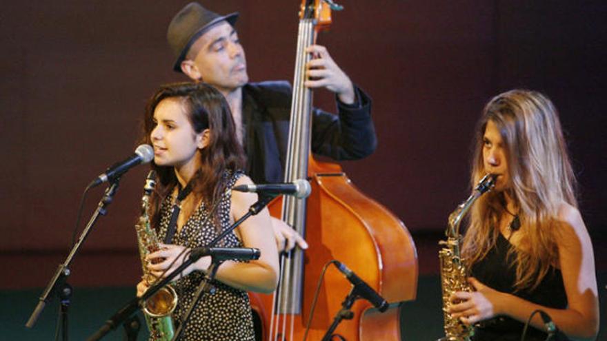 La jove cantant i saxofonista Andrea Motis, en un concert a Girona.