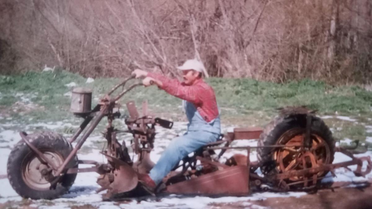Miguel Benito junto a una de sus creaciones automovilísticas en Arbujuelo.
