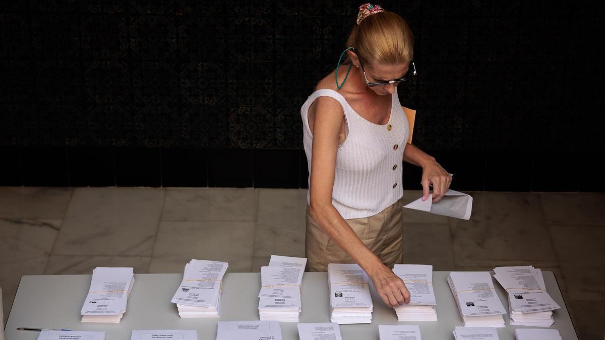 Una mujer elige su papeleta para ejercer su voto en las elecciones que se celebraron en el pasado año 2023