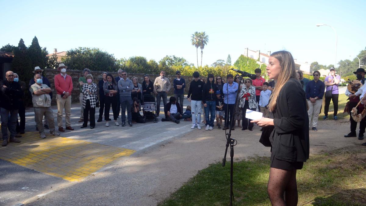 La hija menor de Corbacho, Julia, dirigiéndose al público asistente al acto celebrado en el Monte Central.